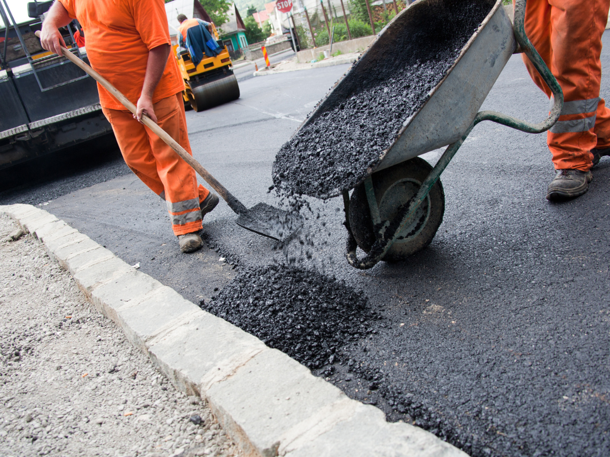 Asphalt sealcoating